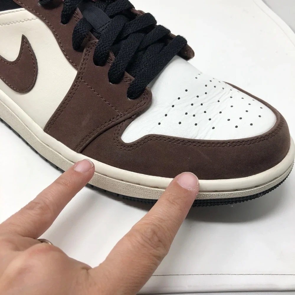 Nike Air Jordan 1 Low Mocha Brown Sneakers Mens‎ 9.5 Streetwear Comfort Lace Up